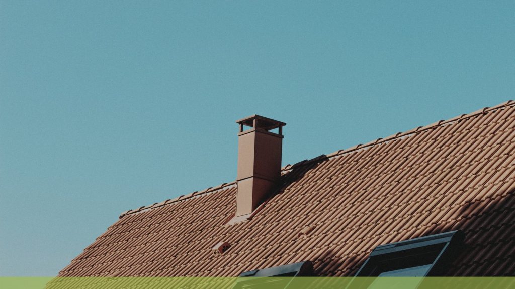 Cheminée qui fume à l'allumage : causes fréquentes et bons réflexes